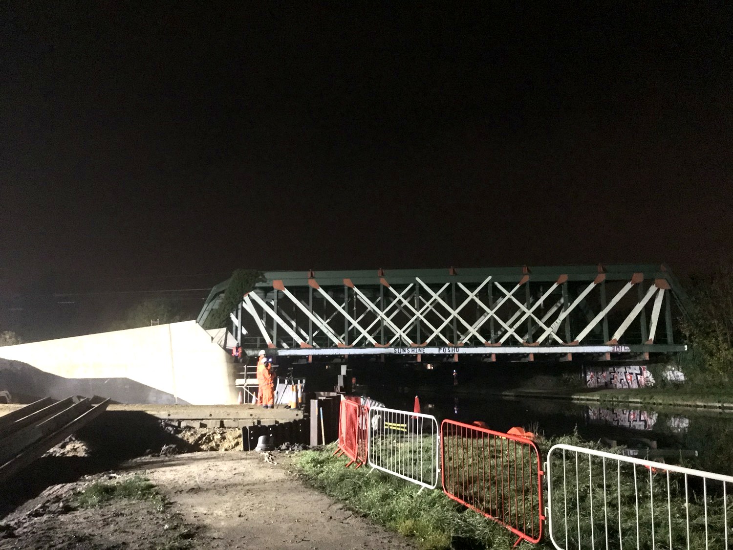 Night setting-out on a steel bridge and concrete abutment